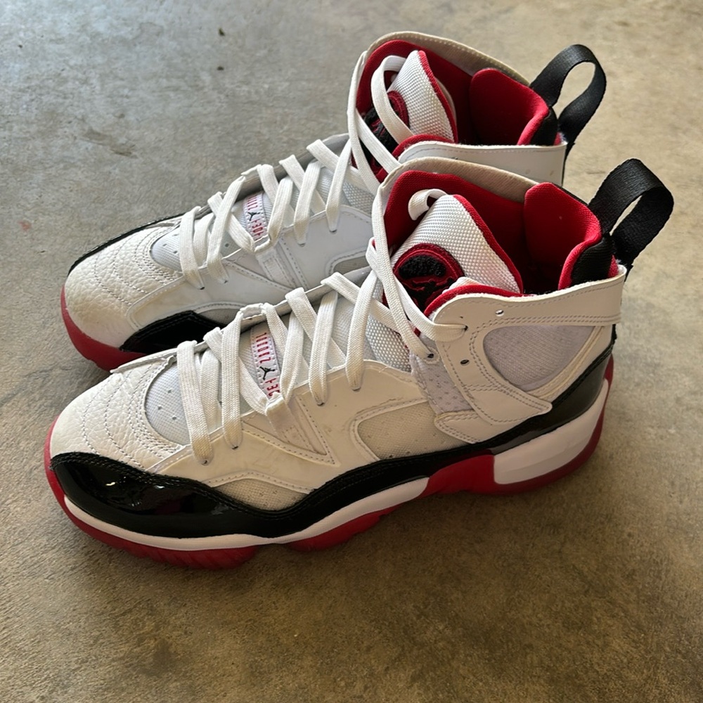 Jordan’s size 7 in youth or 8 in men or 9,5 in woman’s